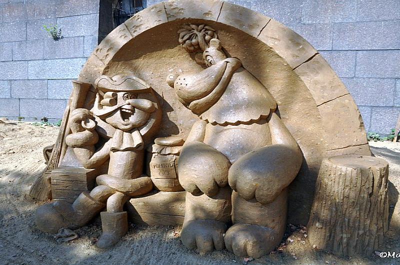 Sand Festival в России: песчаная скульптура пирата и морского чудовища